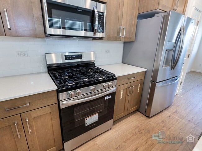 Building Photo - Charming 2-Bedroom, 2.5-Bathroom Home in Hillsboro