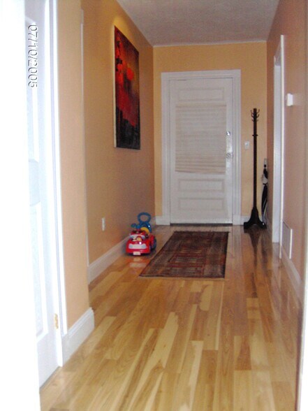Separate front entrance hallway - 2 Hardwick St