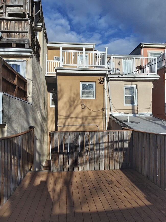 Building Photo - Ready to Move In 2 Bedroom near Ravens Stadium w/ Two Decks!