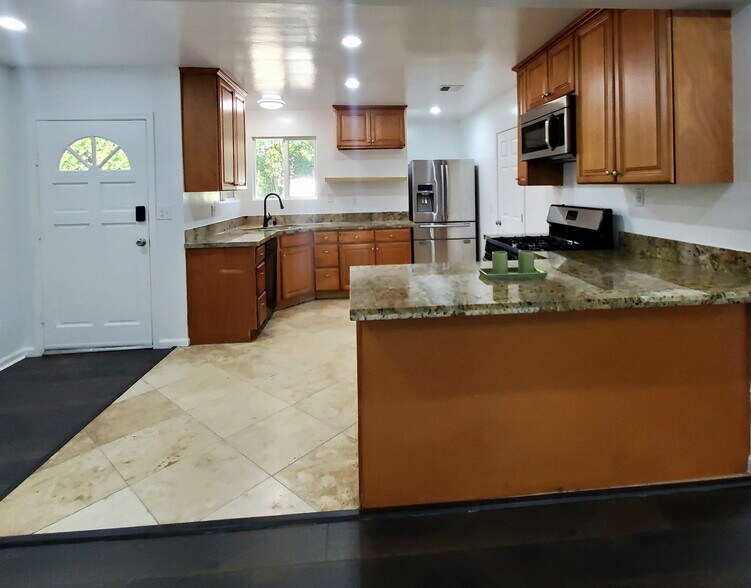 Building Photo - 7121 Jumilla Ave