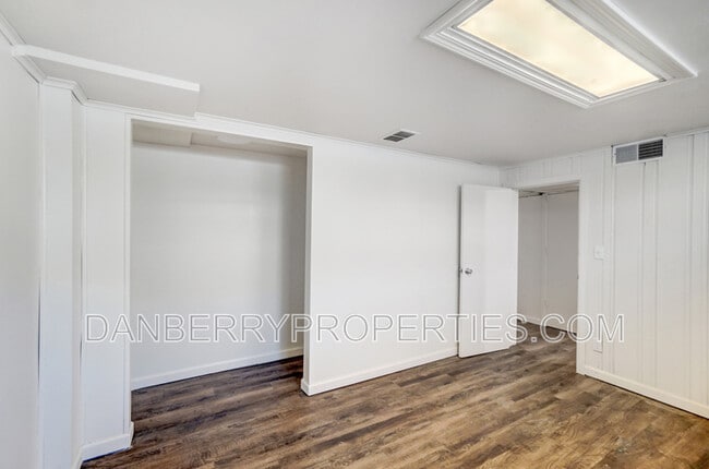 Building Photo - 1133 N Byrne Rd