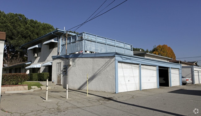 Building Photo - 946 W Pine St