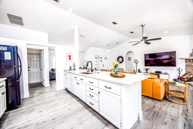 Building Photo - 4726 NW 27 Pl