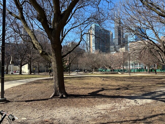 Building Photo - 901 S Plymouth Ct