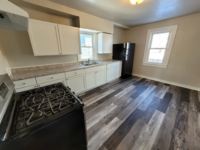 Building Photo - 816 School Pl