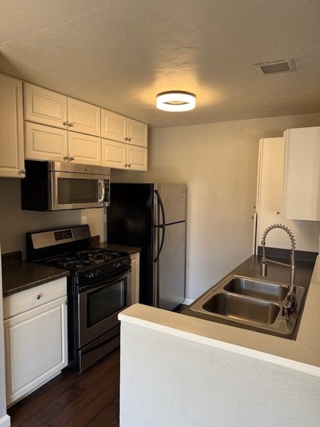 Building Photo - 1 bedroom/1 bath upstairs unit in Sabre Springs - Ava Now!