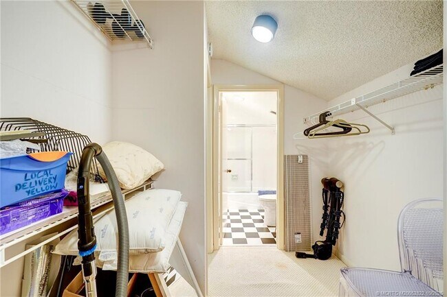 Building Photo - 233 NE Edgewater Dr