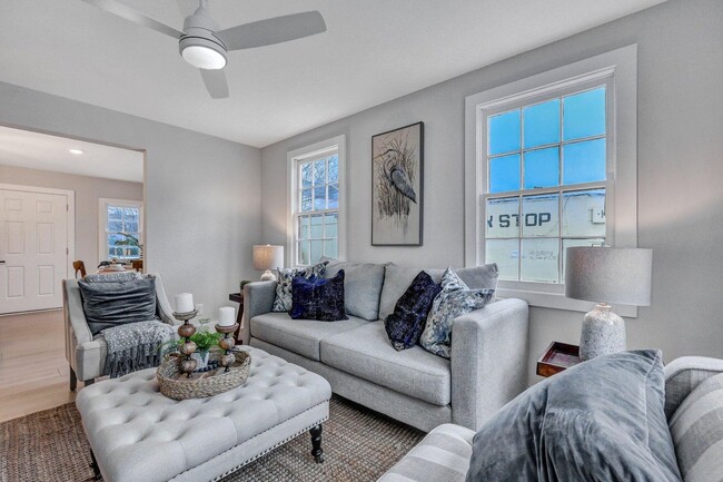 Building Photo - Fully renovated home in Charleston!
