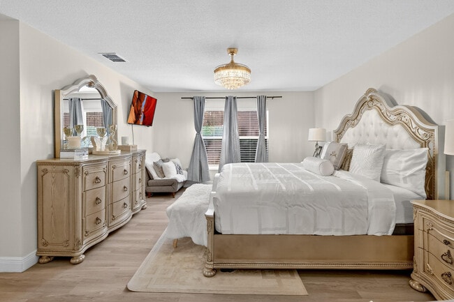 Building Photo - 1676 SW Mackey Ave