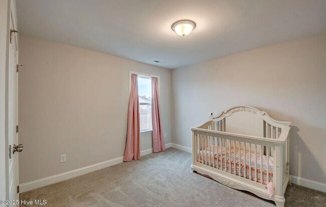 Building Photo - Single Family Home in Desirable Neighborhood