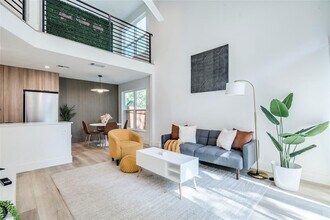 Building Photo - 1902 Albury Cove