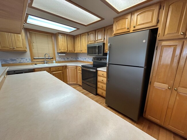 Building Photo - 2 Bedroom with Loft on Private Golf Course, Amazing Views!