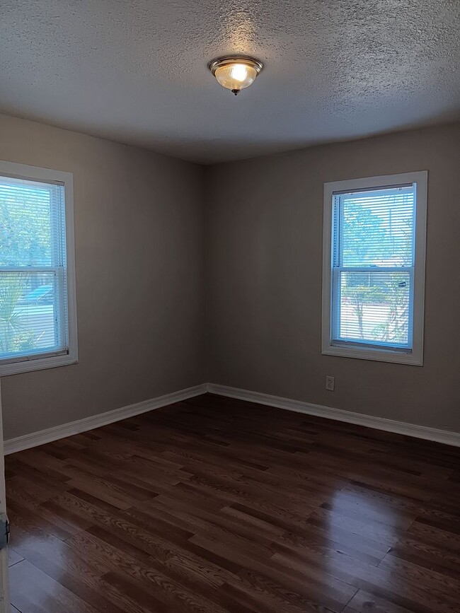 Building Photo - 2/1 home for rent - Come see before it is ...
