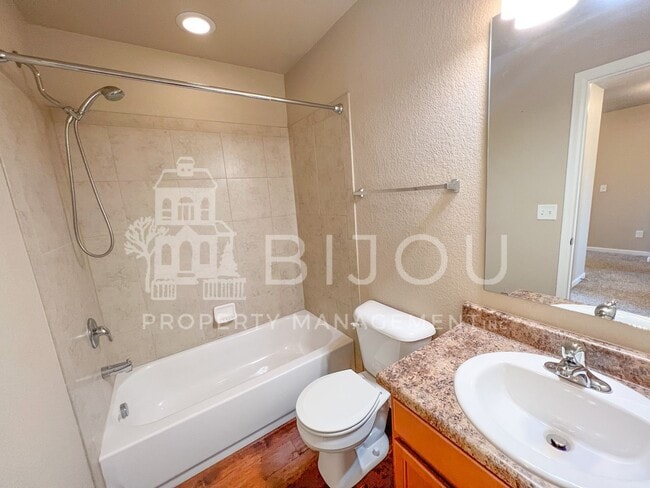 Building Photo - Large, Well-Maintained Duplex