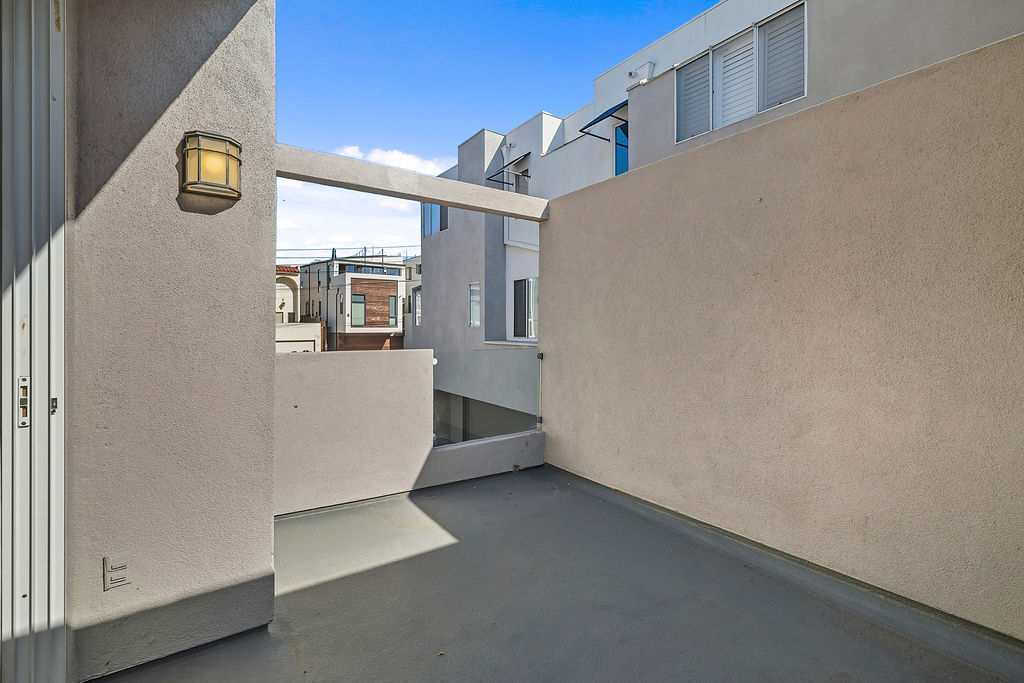 Building Photo - 501 Herondo St