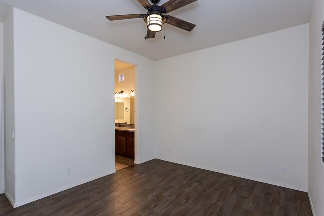 Building Photo - 926 N Gomez St