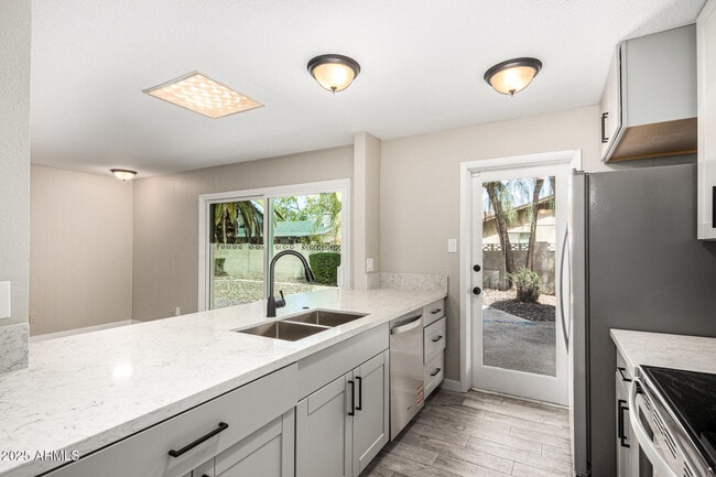 Building Photo - 600 E Bell De Mar Dr