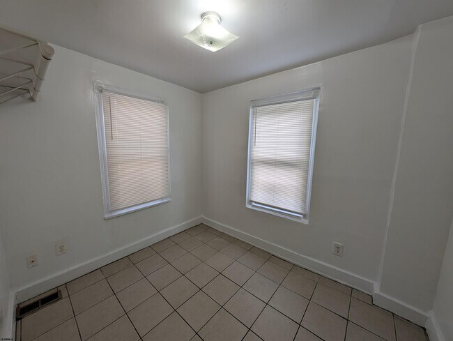 Building Photo - 349 N Ocean Ave