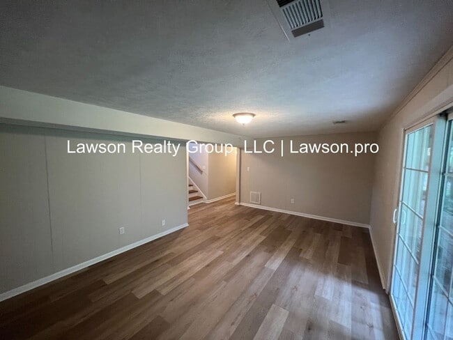Building Photo - Beautiful Cave Spring Split Level with Bac...
