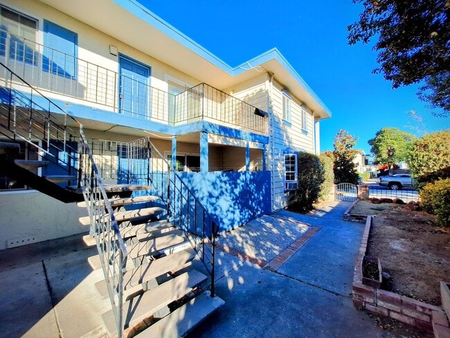 Building Photo - Refurbished 3bd Townhouse Style Apartment