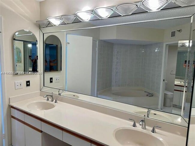 Building Photo - 19101 NE 36th Pl