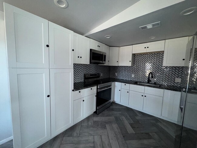 Building Photo - 2700 Cumberland Rd