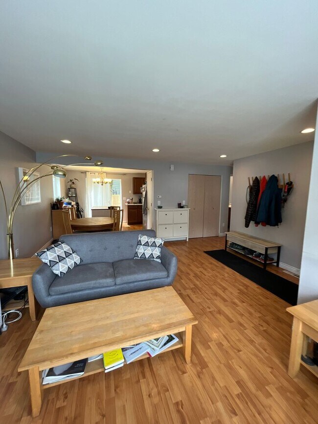 Building Photo - 3 Bedroom 2 Bath House on Cul-de-sac near Whatcom Falls Park