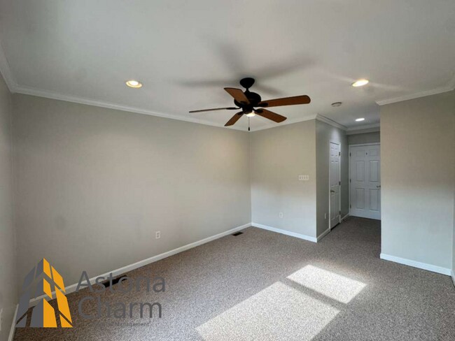 Building Photo - 3 Bedroom Home with Rooftop Views and Modern Finishes