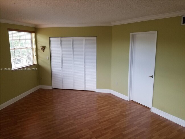 Building Photo - 9735 Fontainebleau Blvd