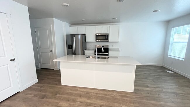 Primary Photo - 3 Bedroom/2.5 Bathroom Townhouse in Magna