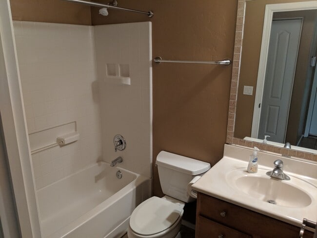 Building Photo - 3 Bedroom 2 Bath Rental.