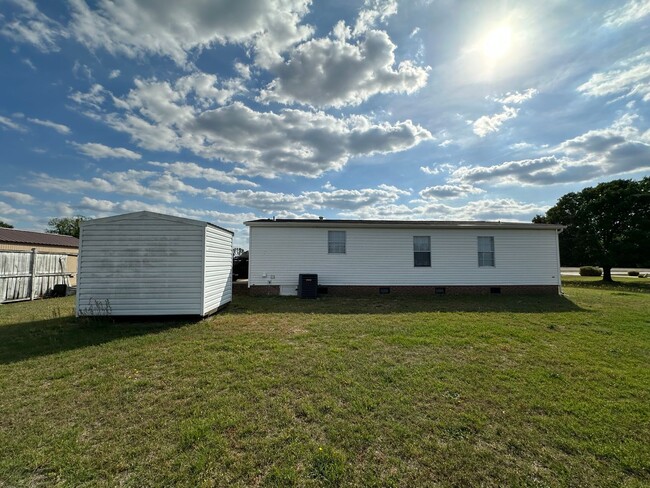 Building Photo - Country Living 3 Bedroom, 2 Bath Home in S...