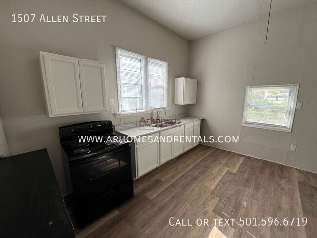 Building Photo - 1507 Allen St