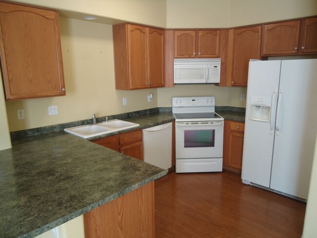 Building Photo - 2 bedroom, 2.5 bath and a loft in a quiet neighborhood
