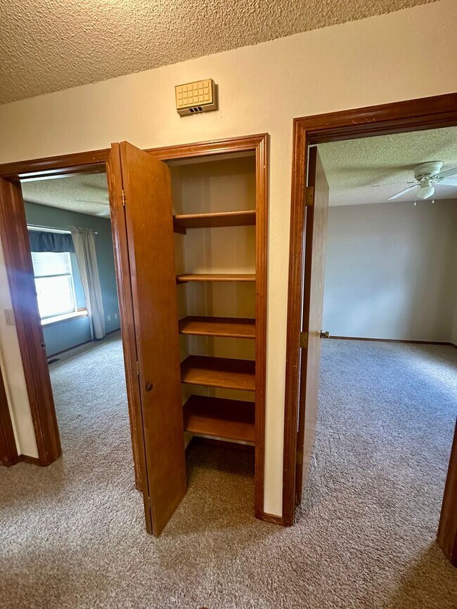 Building Photo - Spacious 4BD w/ A/C in Desirable Briargate...