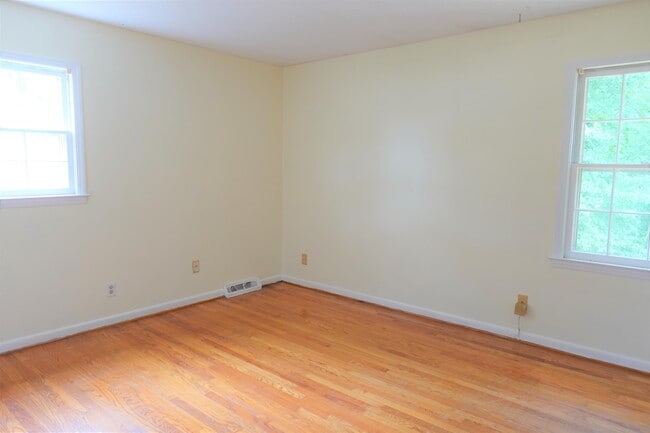 Building Photo - 325 Willow Oaks Dr