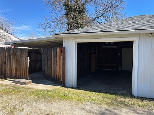 Building Photo - Nice 2 Bedroom 1 Bath Front Duplex-Parking and a Garage with Remote for Easy Access