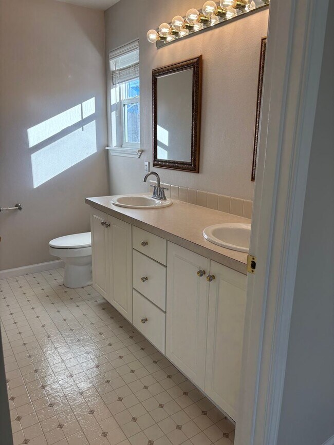 Building Photo - 3 BR/2.5 BA Townhouse