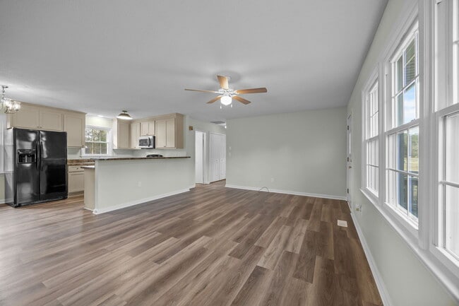 Building Photo - 904 Jennifer Ln