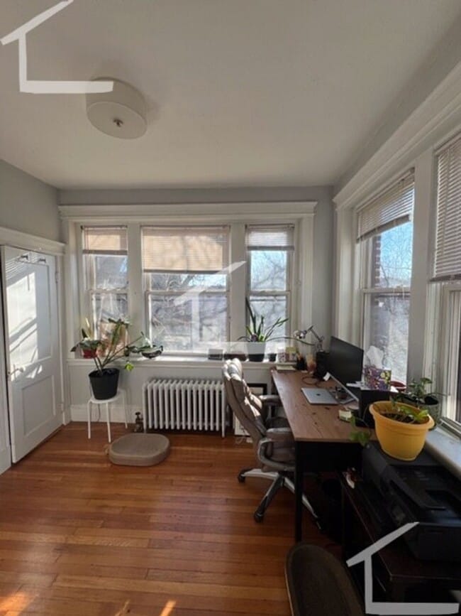 Building Photo - Gorgeous sunny apartment available now due to a lease break - great deal!