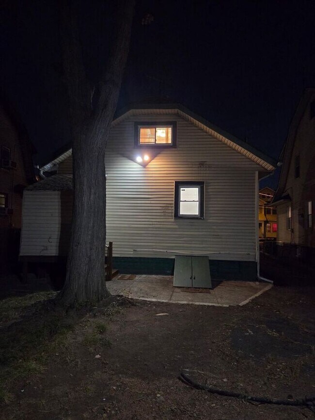 Building Photo - 24 Valley St