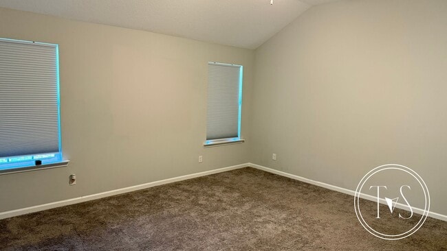 Building Photo - SPRING MOVE-IN SPECIAL and RATE DROP ALERT...