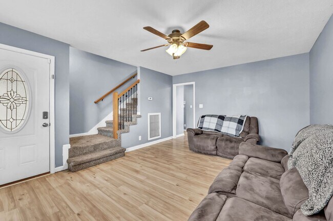 Building Photo - 4 Bedroom 2 Bath Pet Friendly Home For Rent!