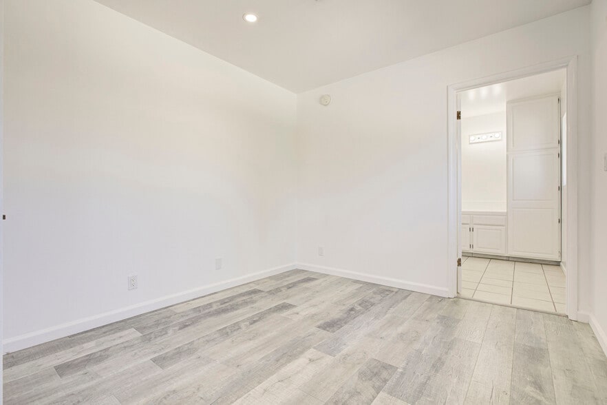 Building Photo - 6011 Bellaire Ave