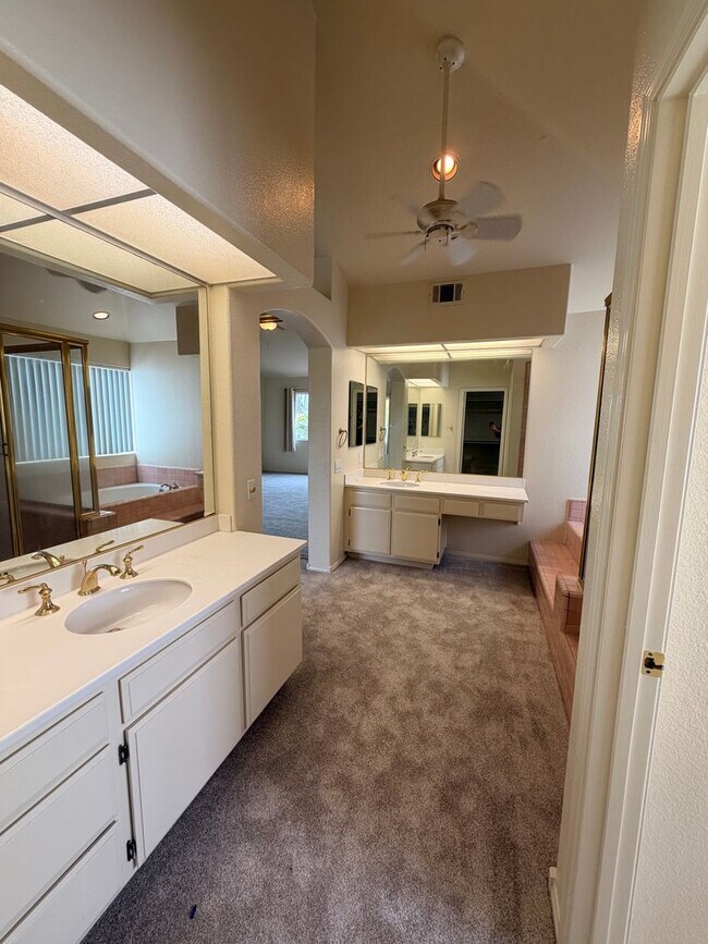 Building Photo - Beautiful 3 Bedroom, 2.5 Bathroom Newport ...