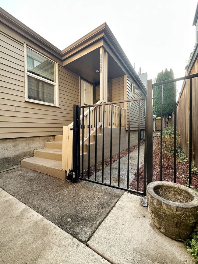 Building Photo - 1Bd/1Ba Seattle Duplex