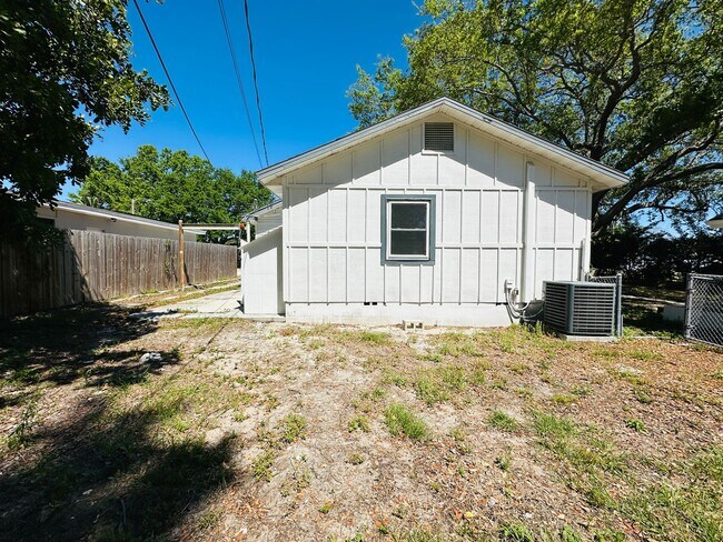 Building Photo - Charming 3 Bed, 2 Bath Oasis: Minutes from...