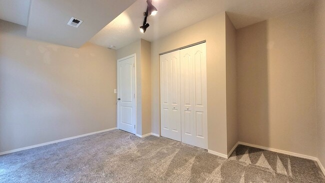 Building Photo - Gorgeous Split Level with Fenced Backyard