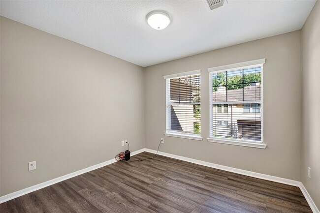 Building Photo - 77 Woodlily Pl