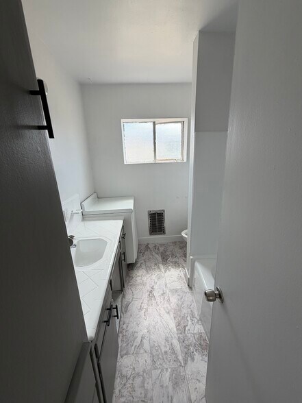 Building Photo - 478 S San Vicente Blvd